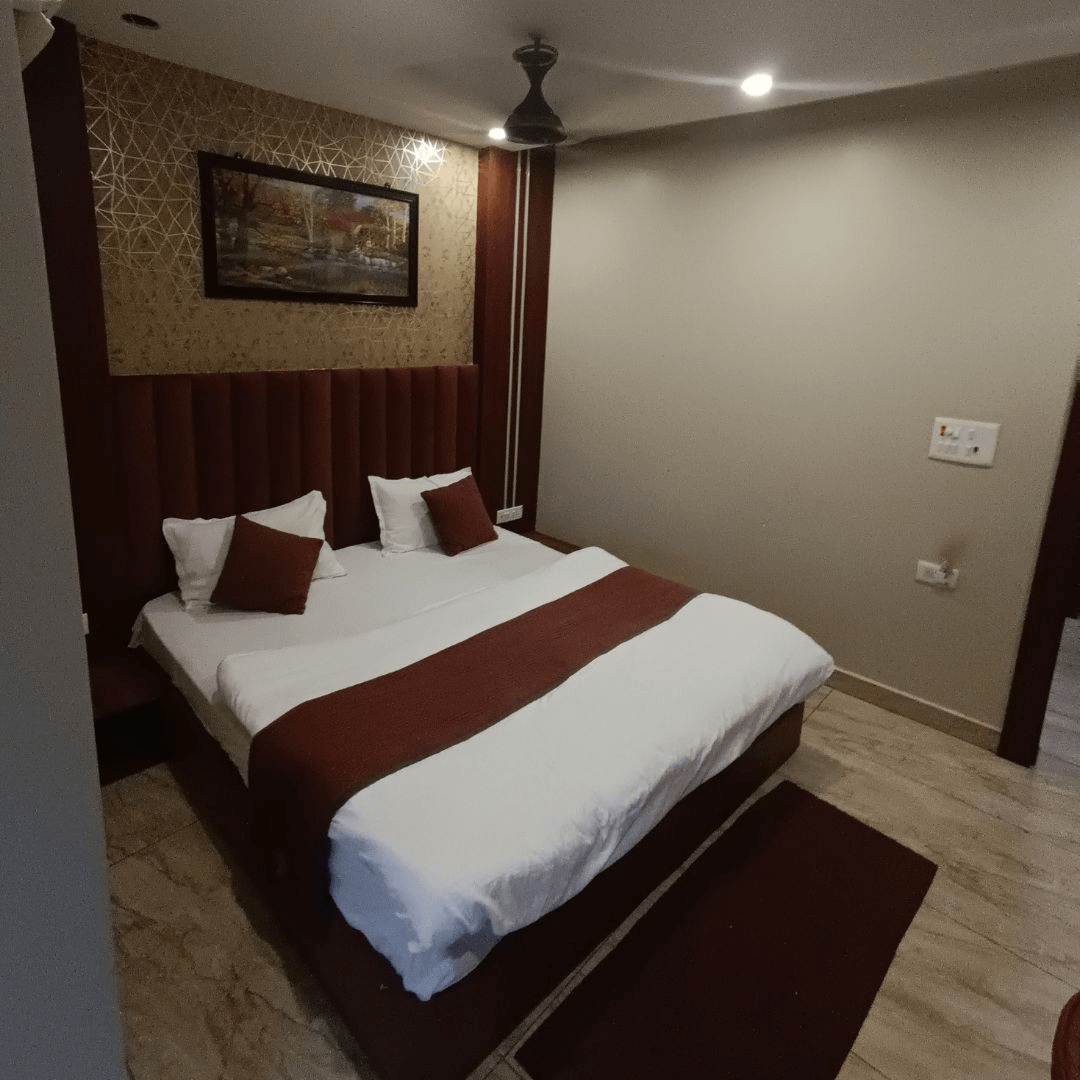 standard room bed facility hotel in orai